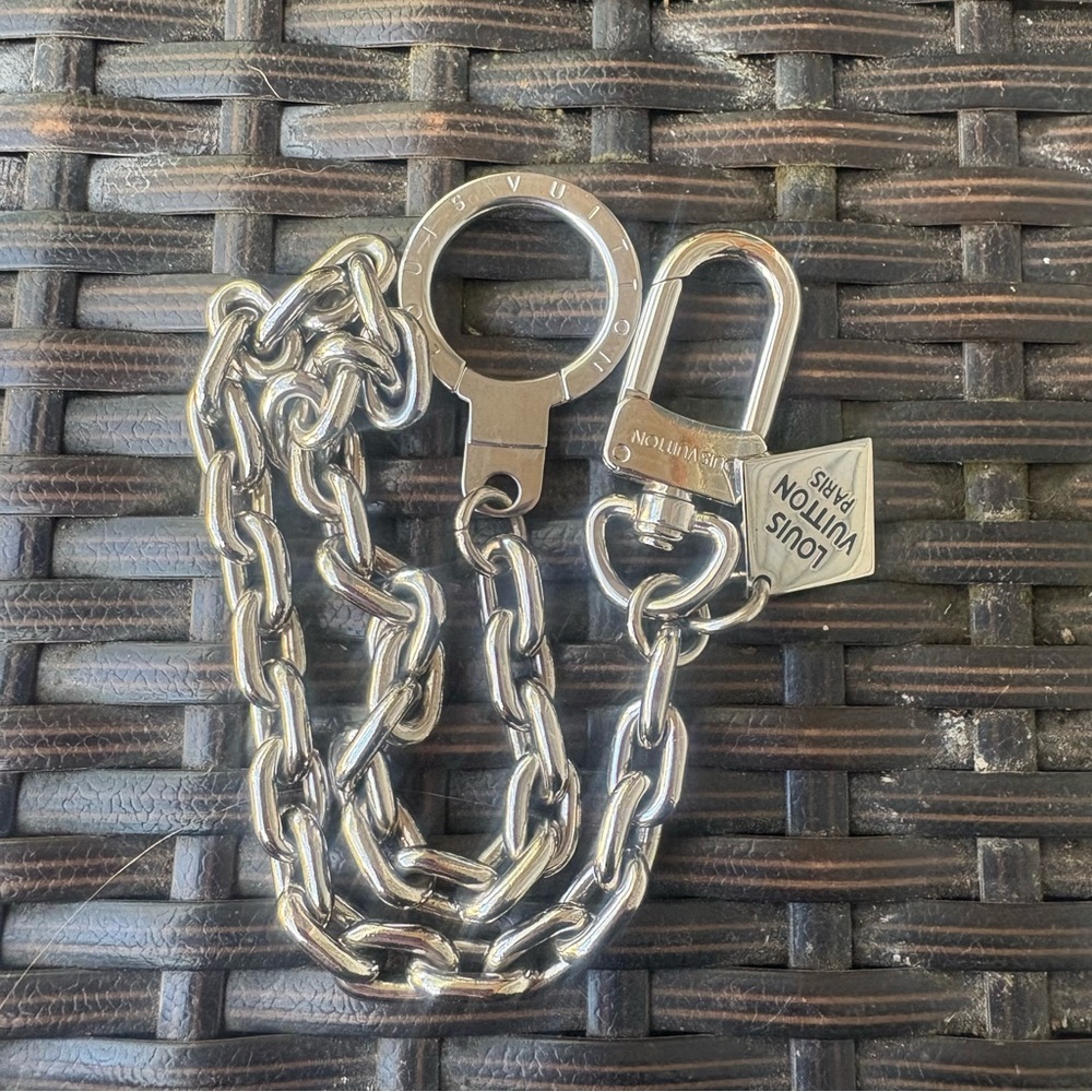 Louis Vuitton Silver Chain Key Holder - Picture 7 of 9